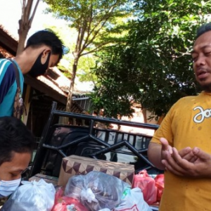 Membantu Korban Banjir