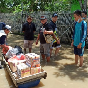 Membantu Korban Banjir